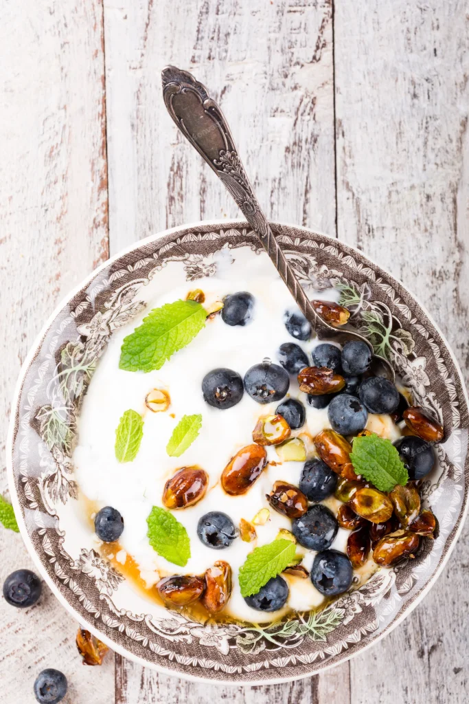 grecki jogurt z borówkami zawierający orzechy