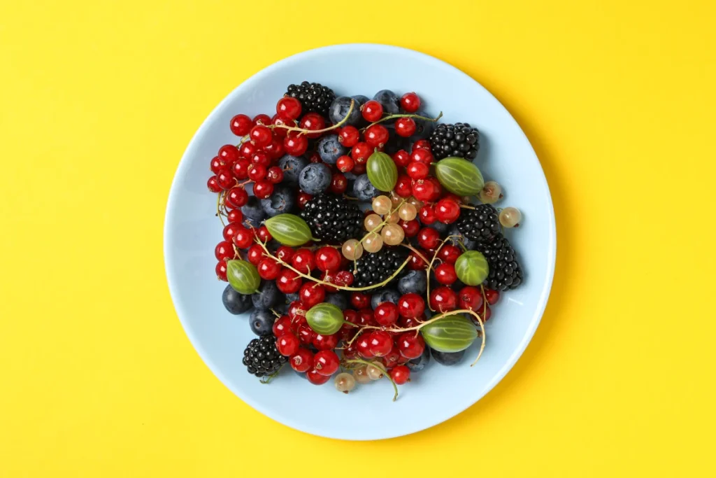 liczne jagody na talerzu 