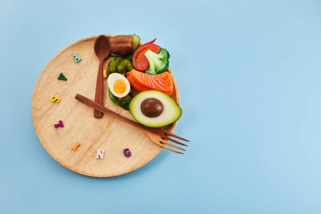 zegar zbudowany z łyżki widelca i kilku produktów