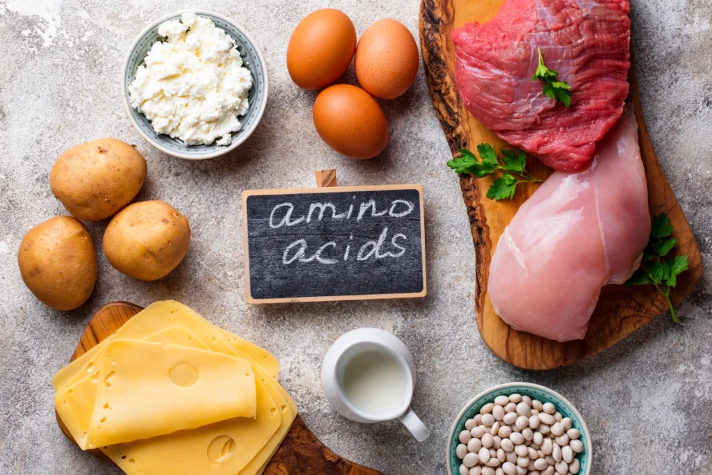 produkty zawierające aminokwasy, np. ziemniaki, fasola, mięso, jajka, sery, twaróg 