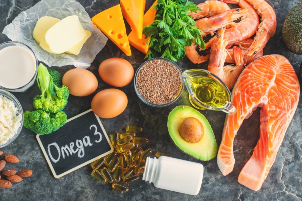 zestaw produktów zawierających omega 3,na przykład jajka, awokado, brokuły, losoś, oleje, sery, mleko, krewetki, koperek 