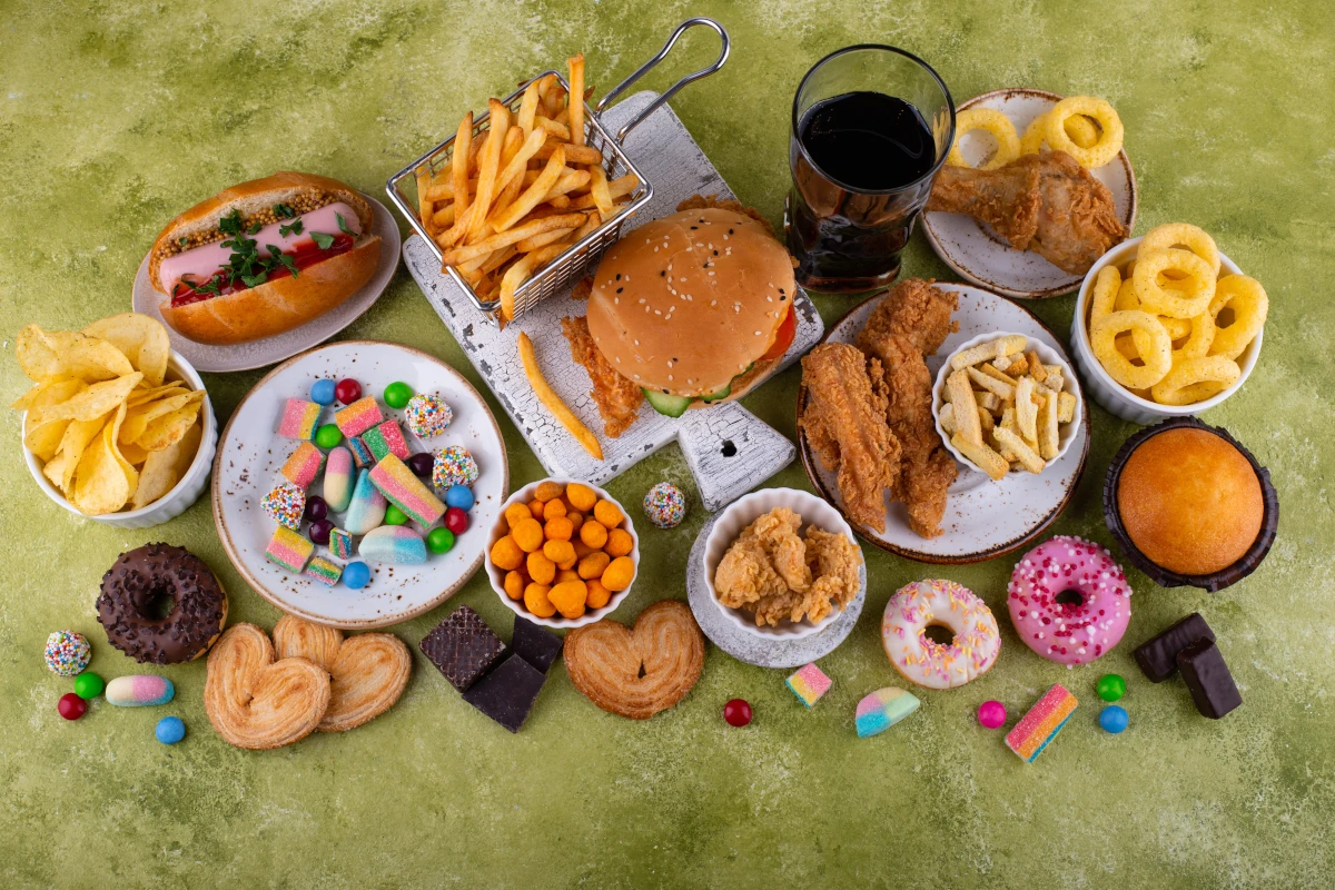 żywność która nie jest zdrowa ani korzystna i nie wspomaga lecz zatrzymuje rozwój organizmu, czyli żywność ultra-przetworzona